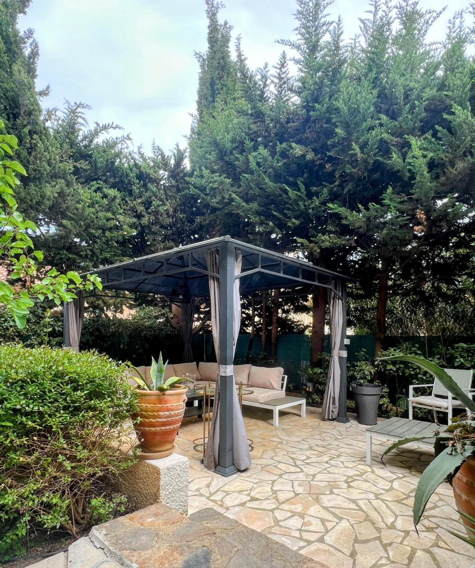 Superbe Avec Terrasse Jardin Et Parking Prive Appartement